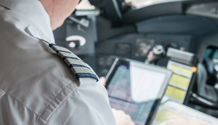 airlines-pilot-holding-efb-device.jpg airlines-pilot-holding-efb-device.jpg